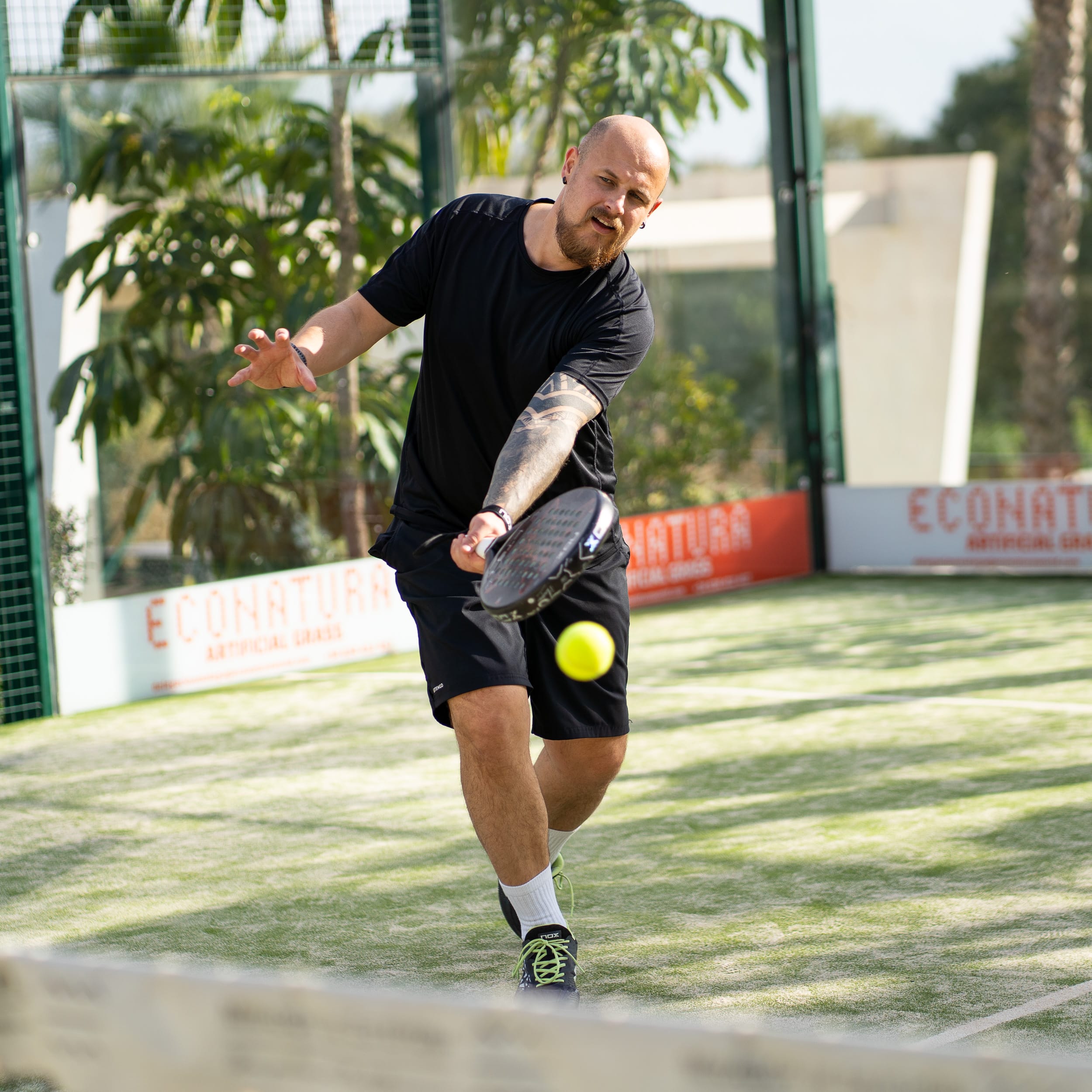 Padelio treniruotė – mokomės smūgių technikos